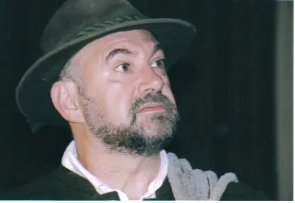 Bühnenbild mit Schauspieler im Scheinwerferlicht