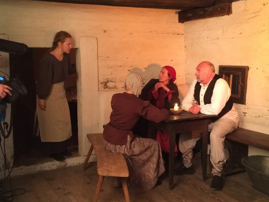 Schauspieler in einer ernsten Filmszene am Set