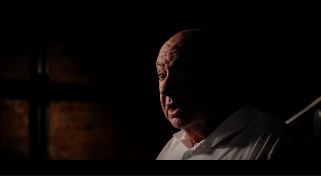 Filmszene mit Schauspieler in ländlicher Umgebung